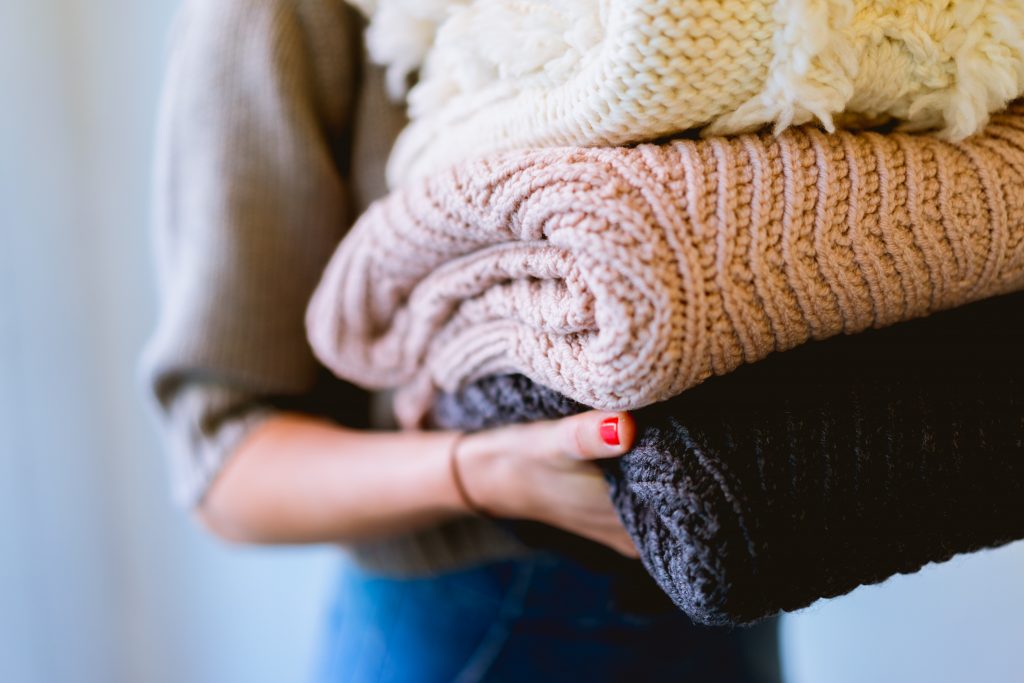 Swetry z wełny – zalety