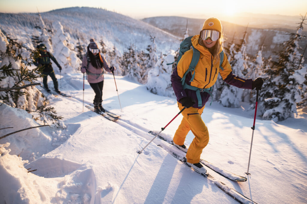 Na narty koniecznie wybierz kurtki z membraną i wysokim poziomem odporności