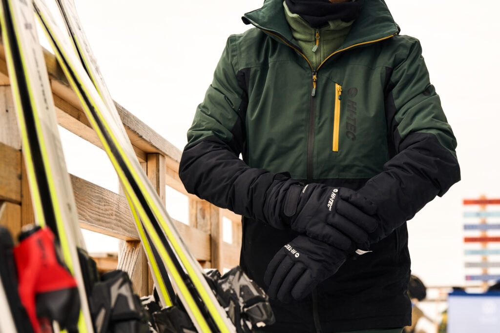 W kurtce narciarskiej ważne są detale dzięki którym kurtka będzie funkcjonalna, jak np kieszonka na skipass