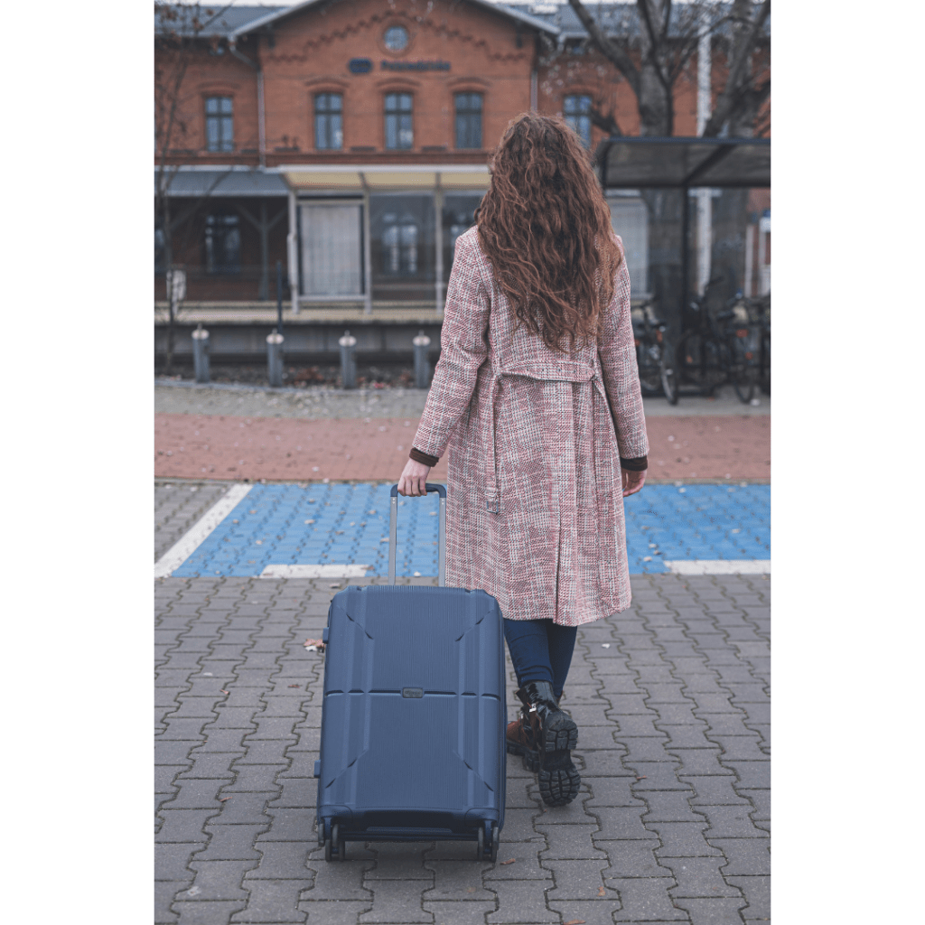Wybierając się w podróż warto rozważyć czy potrzebujesz kompaktowej walizki kabinowej, czy obszernej walizki podróżnej