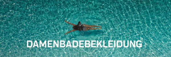 frau im schwimmbad im badeanzug