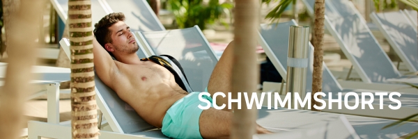 mann in badehose auf einer liege