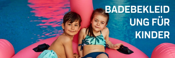 kinder schwimmen im pool auf einem aufblasbaren flamingo in badebekleidung