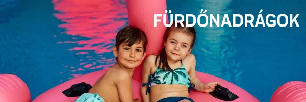 gyerekek úsznak a medencében egy felfújható flamingón fürdőruhában