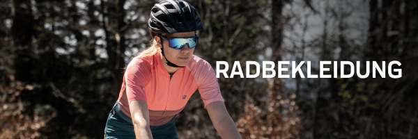 Eine Frau auf dem Fahrrad in Kleidung der Marke Radvik