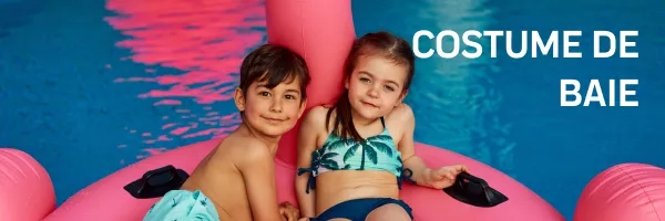 copii care înoată în piscină pe un flamingo gonflabil în costume de baie