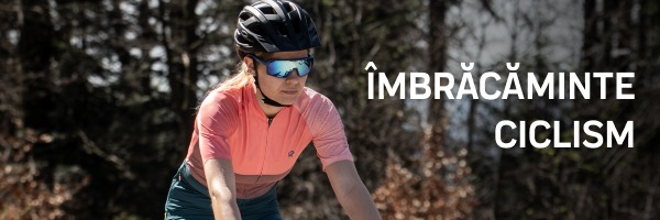 Femeie pe bicicletă îmbrăcată în haine de la marca Radvik