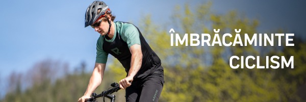 Bărbat pe bicicletă îmbrăcat în haine de la marca Radvik